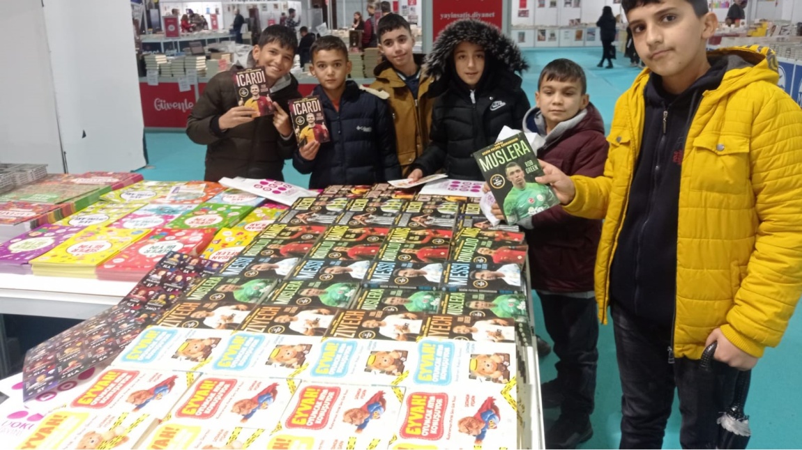 Kulp Yatılı Bölge Ortaokulu Öğrencileri Diyarbakır Kitap Fuarında 